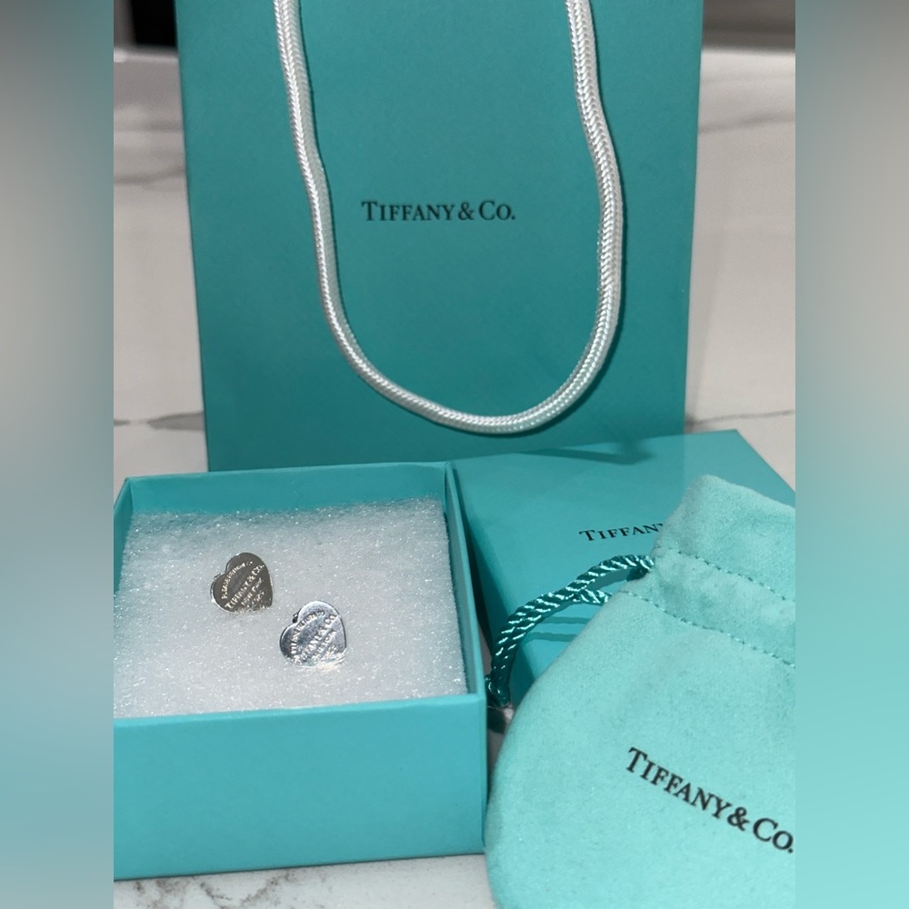 Authentic retired Return to Tiffany medium heart earrings